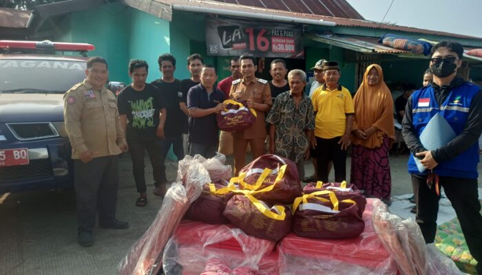 Lurah Mamunyu Salurkan Bantuan Pemkab Mamuju untuk Warga Terdampak Angin Kencang