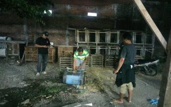 Polsek Waru Bersama TNI Bongkar Sisa Dugaan Arena Sabung Ayam di Berbek