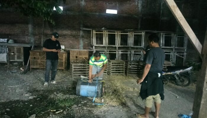 Polsek Waru Bersama TNI Bongkar Sisa Dugaan Arena Sabung Ayam di Berbek