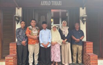 ​Menggali Jejak Sejarah di Banyumas, UT Purwokerto dan UIN Jakarta Sambangi Kediaman Ahmad Tohari