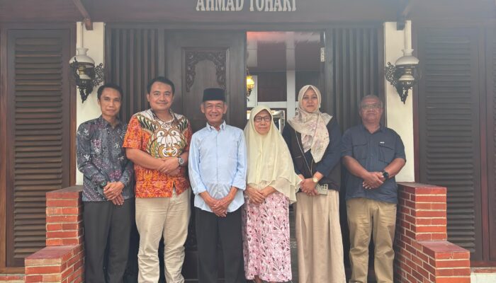 ​Menggali Jejak Sejarah di Banyumas, UT Purwokerto dan UIN Jakarta Sambangi Kediaman Ahmad Tohari