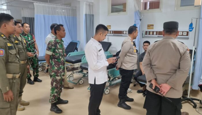 Kapolsek Sidoarjo Kota Jenguk Santri Putat yang Jalani Perawatan Medis