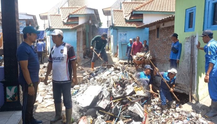 Kerja Bakti Bersihkan Saluran di Ngemplakrejo, M. Machfud: Kebersihan Lingkungan Tanggung Jawab Bersama