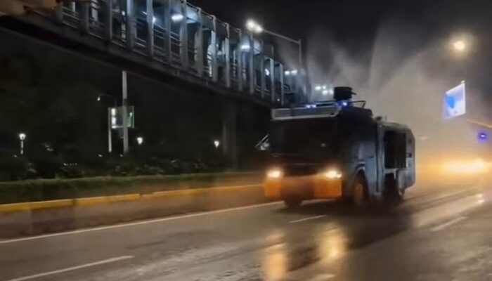 Kurangi Dampak Debu Vulkanik Anak Krakatau, Polda Metro Jaya Kerahkan Water Cannon