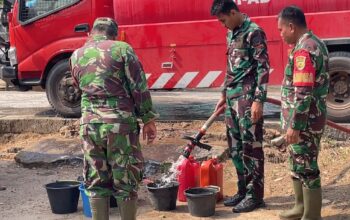 Koramil Tanjung Lubuk Salurkan Bantuan Air Bersih ke Warga Desa Pengarayan