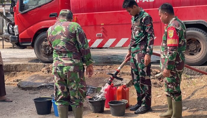 Koramil Tanjung Lubuk Salurkan Bantuan Air Bersih ke Warga Desa Pengarayan