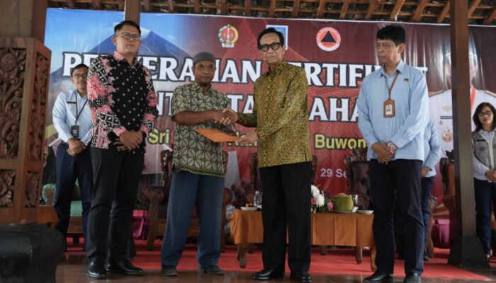 Gubernur DIY Serahkan Sertifikat Hak Milik Hunian Tetap bagi Warga Terdampak Erupsi Merapi di Kepuharjo Sleman