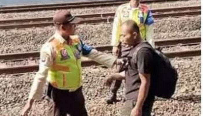 Masuk Jalur KA di Stasiun Maguwo, Pria ODGJ Diamankan Petugas