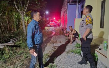 Polisi dan Warga Padamkan Karhutla di Lahan Tebu Desa Popoh Wonoayu