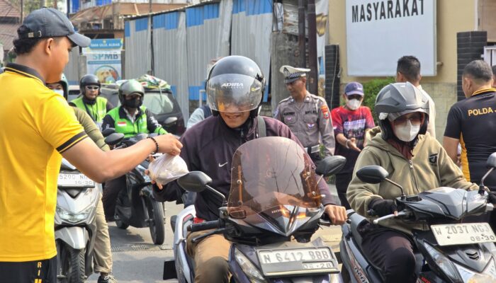 Jumat Berkah, Polsek Waru Bagikan 100 Paket Makanan dan Air Mineral kepada Masyarakat