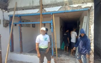 M. Yasin Anggota Komisi II DPRD Kota Pasuruan Bantu Rehab Rumah Warga Miskin di Petahunan