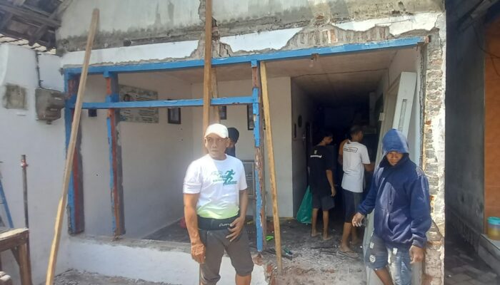 M. Yasin Anggota Komisi II DPRD Kota Pasuruan Bantu Rehab Rumah Warga Miskin di Petahunan