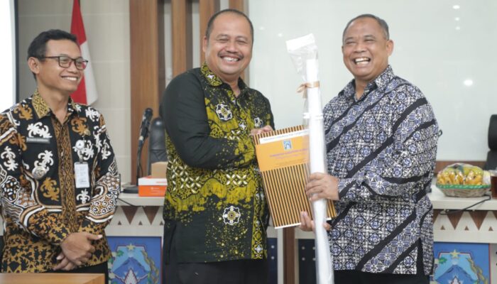 Pemkab Sleman Serahkan Perbup tentang Batas Kelurahan untuk Tertib Administrasi Wilayah