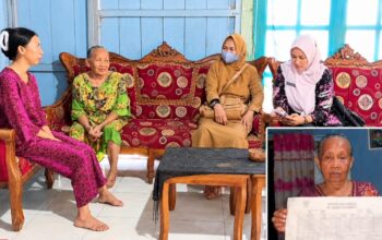Respons Cepat Camat Suboh, Aduan Mak No Tak Pernah Terima Bansos Langsung Ditindaklanjuti