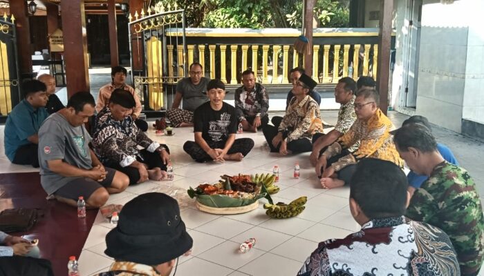 Pemdes Sidokepung Lestarikan Tradisi Tasyakuran Malam Jumat Legi di Makam Mbah Sapu Jagat