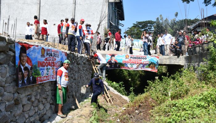Ratusan Kader Gerindra Ponorogo Bersihkan Sungai, Kado HUT Presiden Prabowo