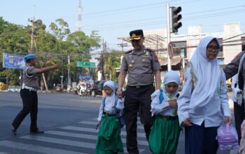 Kapolresta Sidoarjo AKBP Bobby Turun ke Jalan, Layani Pengguna Jalan Lewat Program Pagi Melayani