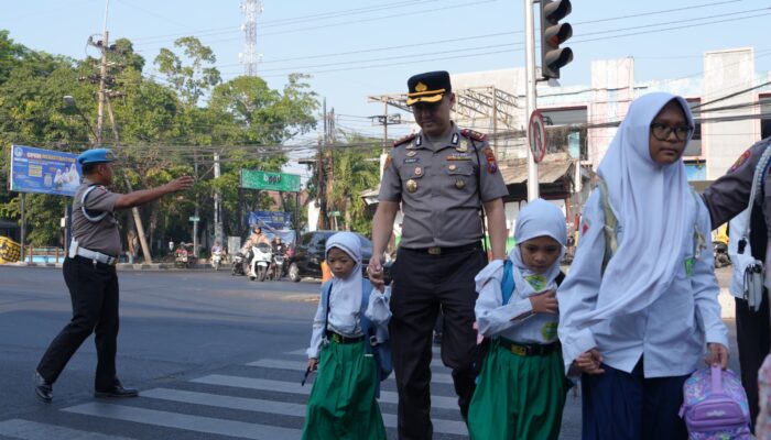 Kapolresta Sidoarjo AKBP Bobby Turun ke Jalan, Layani Pengguna Jalan Lewat Program Pagi Melayani