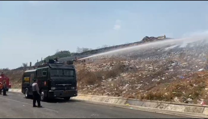 Berjibaku Padamkan Kebakaran TPA Supit Urang, Polresta Malang Kota Kerahkan Water Cannon dan 30 Personel