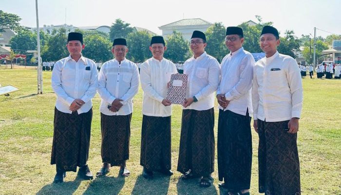 Hari Santri Nasional 2026, Kantah Kota Pasuruan Serahkan Enam Sertipikat Tanah Wakaf NU