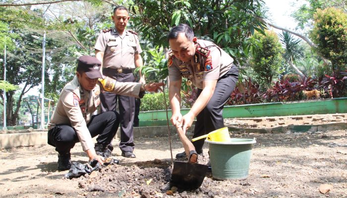 Green Policing di Taman Singha Merjosari, Kapolresta Malang Kota Tanam Bibit Pohon dan Sampaikan Pesan Khusus