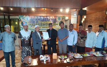 MUI Kota Probolinggo Serahkan Sertifikat Halal kepada Tiga SPPG Al Anshor Insani