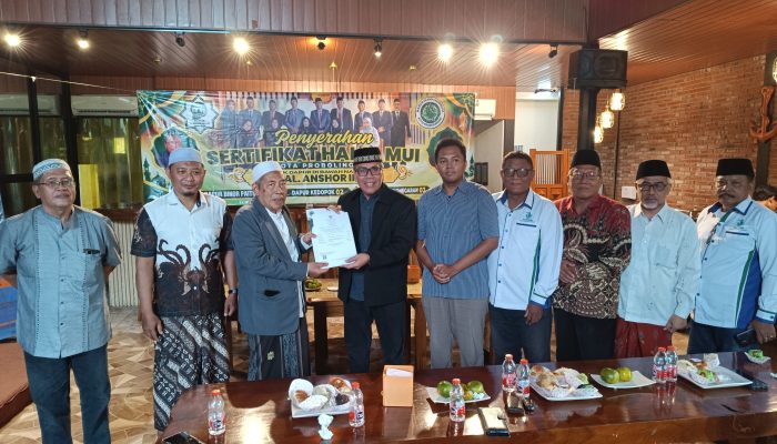 MUI Kota Probolinggo Serahkan Sertifikat Halal kepada Tiga SPPG Al Anshor Insani