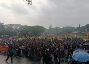 Tuntut Prabowo-Gibran Mundur, Ratusan Mahasiswa Demo di Monumen Tugu Malang