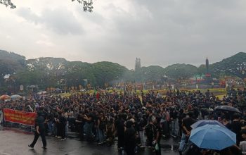 Tuntut Prabowo-Gibran Mundur, Ratusan Mahasiswa Demo di Monumen Tugu Malang