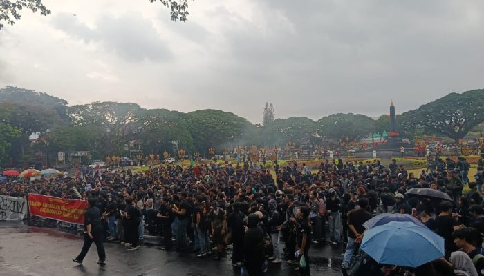 Tuntut Prabowo-Gibran Mundur, Ratusan Mahasiswa Demo di Monumen Tugu Malang