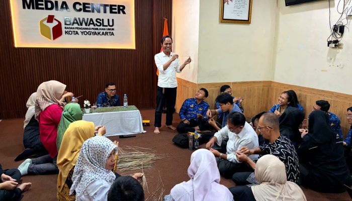 Bawaslu Yogyakarta Angkat Kearifan Lokal, Wayang Suket Jadi Media Edukasi Demokrasi