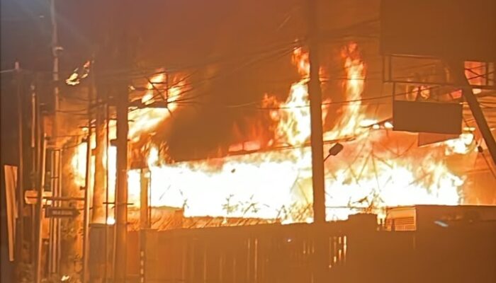 Korsleting Listrik Diduga Picu Kebakaran Gudang Kasur Toko Ogan Malang, Karyawan Luka Bakar