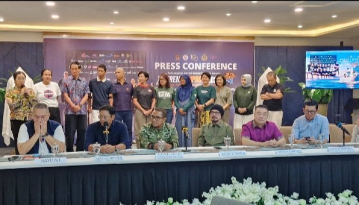 19 Perenang Seberangi Selat Madura, Galang Donasi Rp1 Miliar untuk Perempuan Nelayan Demak